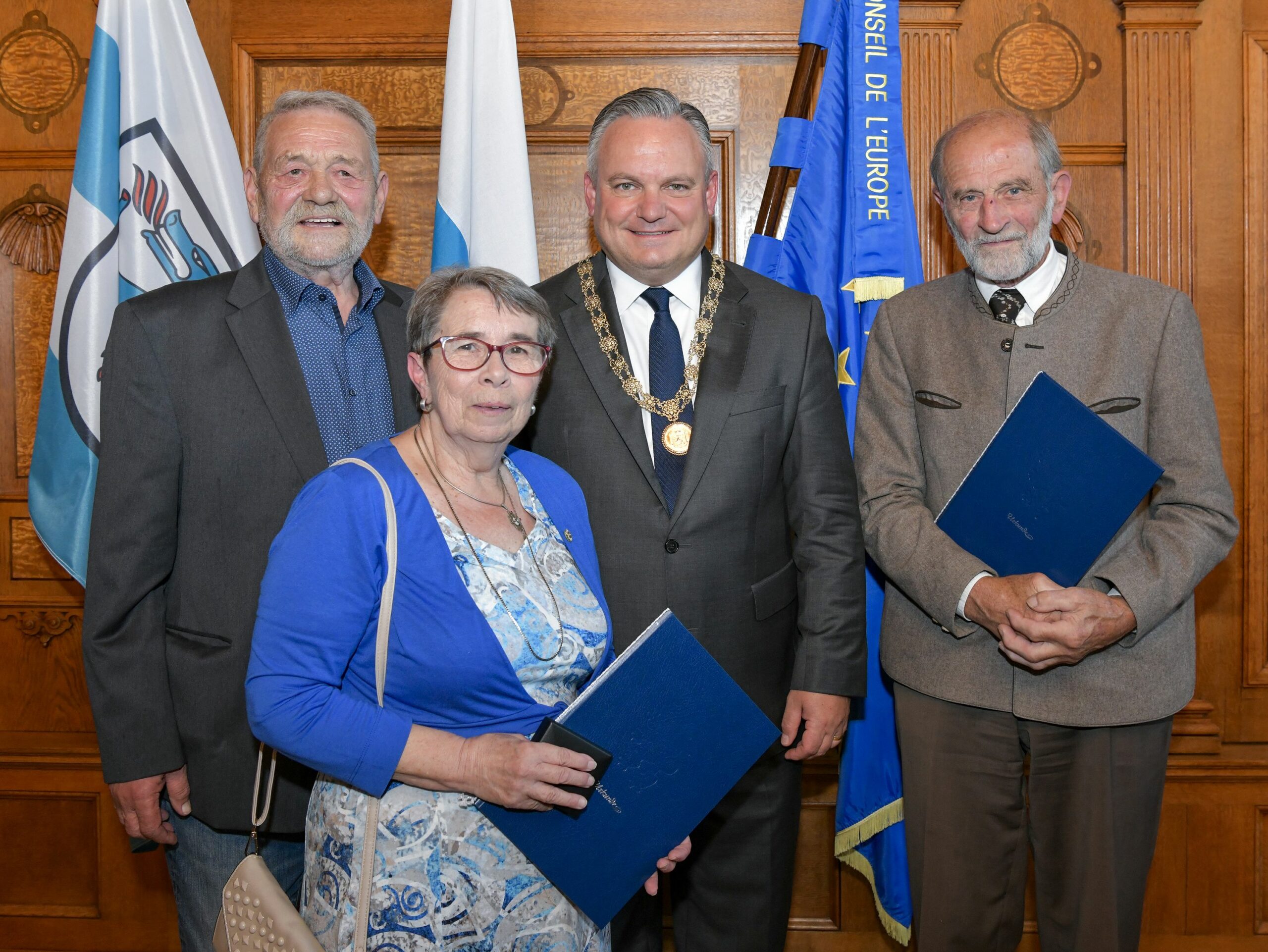 Von Oberbürgermeister Christian Scharpf mit der Hans-Peringer-Medaille ausgezeichnet: Winfried Werthner, Sonja Schürle und Martin Dick