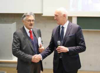 Der Hochschulratsvorsitzende Professor Wolfgang A. Herrmann (l.) gratuliert Professor Walter Schober zur Wiederwahl als Präsident (Foto: THI).