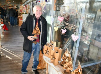 Erwin Berger mit Holz-Tannenbaum