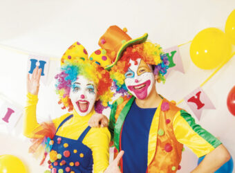 lustige-clowns-im-urlaub-zeigen-ihre-guten-gefuehle