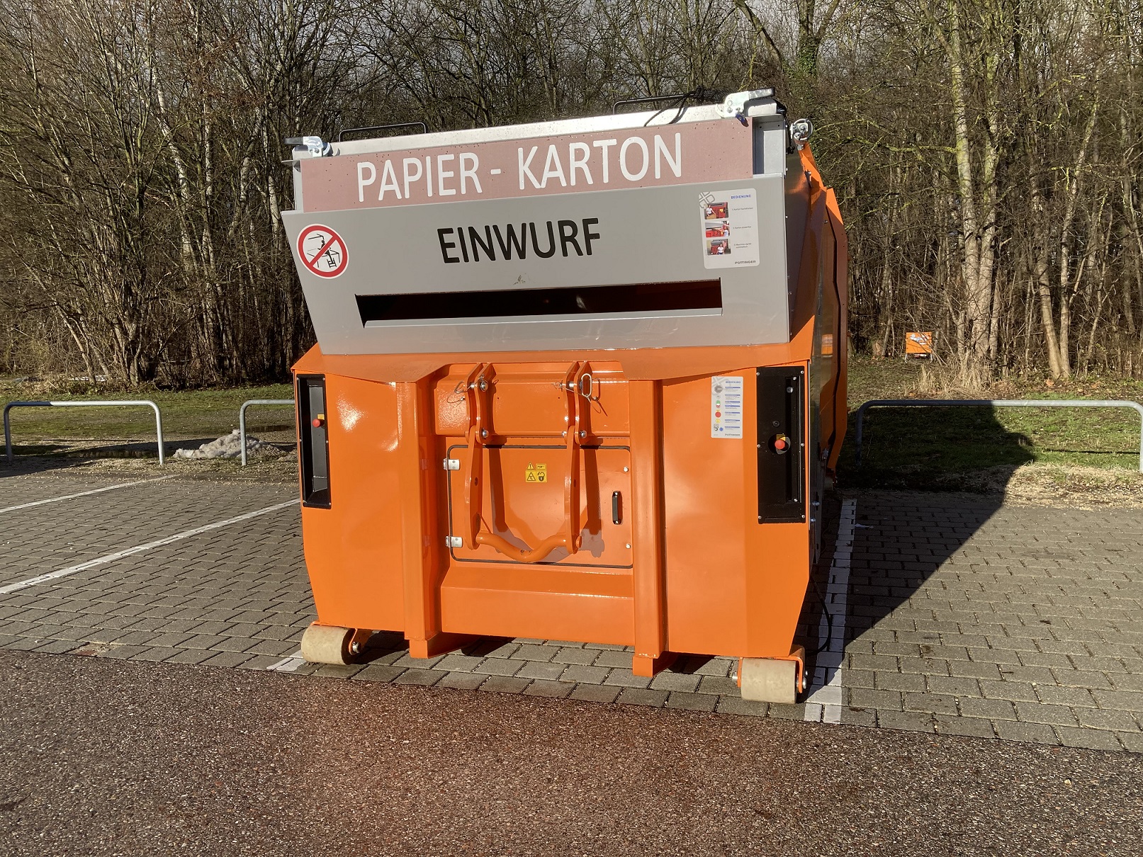 Papierpresscontainer auf dem Parkplatz Festplatz