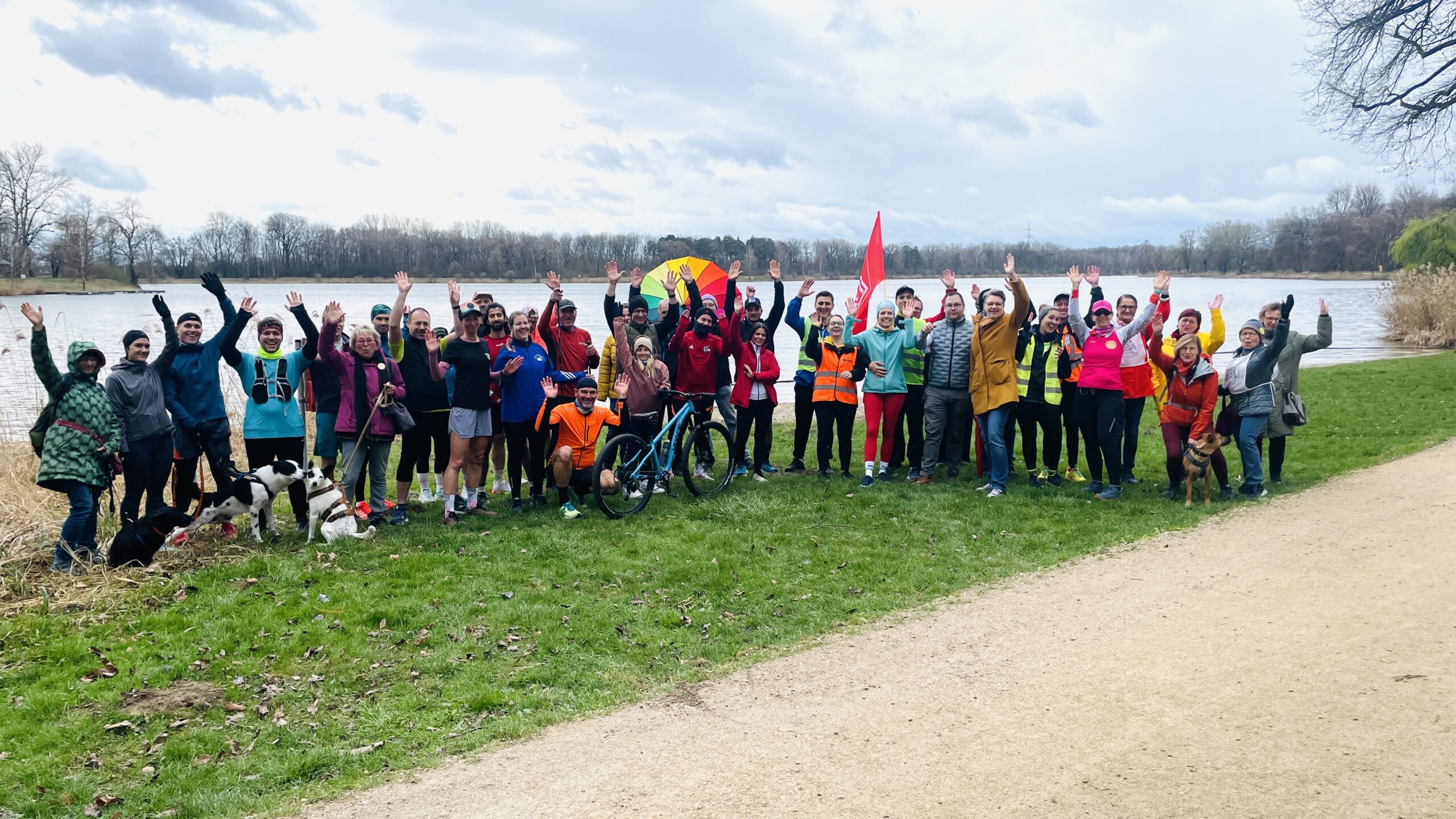 Bewegte Demo um den Baggersee