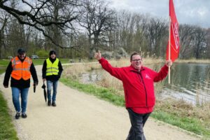 Bewegte Demo um den Baggersee