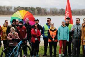 Bewegte Demo um den Baggersee